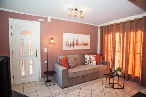 A seating area at Ira Apartments