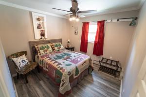 a bedroom with a bed and a ceiling fan at Roscoe Cabin Pet friendly in Roscoe