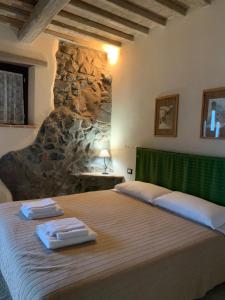 Un pat sau paturi într-o cameră la Agriturismo Borgo Pirolino