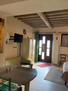 奧爾維耶托的住宿－波格皮洛里諾農莊酒店，客厅配有桌子、沙发和电视。