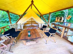 Tenda con tavolo e sedie in legno su una terrazza in legno di RAINBOW FOREST Permaculture filed - Vacation STAY 13693v a Ibaruma