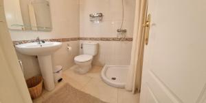 Zdjęcie z galerii obiektu Poolside 2 Bedroom 2 Bathroom Apt, Ultra Fast Wi-Fi & Terrace w mieście Los Alcázares
