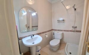Zdjęcie z galerii obiektu Poolside 2 Bedroom 2 Bathroom Apt, Ultra Fast Wi-Fi & Terrace w mieście Los Alcázares