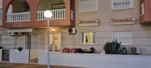Zdjęcie z galerii obiektu Poolside 2 Bedroom 2 Bathroom Apt, Ultra Fast Wi-Fi & Terrace w mieście Los Alcázares