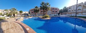 Zdjęcie z galerii obiektu Poolside 2 Bedroom 2 Bathroom Apt, Ultra Fast Wi-Fi & Terrace w mieście Los Alcázares