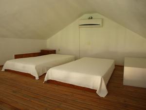 Horio Village Rooms tesisinde bir odada yatak veya yataklar