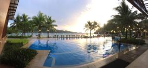 Beach condos at Pico de Loro Cove - Wi-Fi & Netflix, 42-50''TVs with Cignal cable, Uratex beds & pillows, equipped kitchen, balcony, parking - guest registration fee is not included内部或周边的泳池