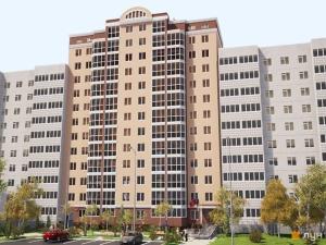 ein großes Gebäude mit vielen Fenstern in einer Stadt in der Unterkunft New clean apartments in Winnyzja