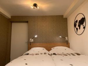 1 dormitorio con 1 cama grande y 2 lámparas en Garden Room and Economy Room, en Ámsterdam