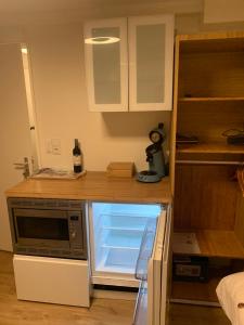 una piccola cucina con forno a microonde e frigorifero di Garden Room and Economy Room ad Amsterdam Altre 17 foto