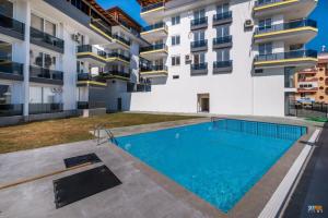 una piscina frente a un edificio en Canans Home, en Demre