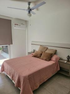 Schlafzimmer mit einem Bett und einem Deckenventilator in der Unterkunft Altos del Potrero Apart in Potrero de los Funes