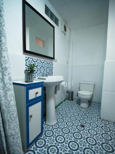 a bathroom with a sink and a toilet at Apartamentos Otorongo Cuenca Ecuador in Cuenca