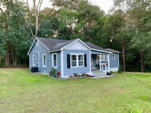 a blue tiny house in a yard at HoneyComb GEM, Beautifully Designed & Near Downtown Thomasville in Thomasville