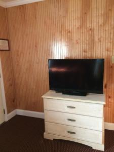 TV de pantalla plana en un tocador en una habitación en Simpsons Motel, en Rio Grande