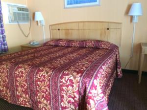 una habitación de hotel con una cama grande en una habitación en Simpsons Motel, en Rio Grande