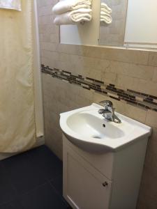 a bathroom with a white sink and a mirror at Simpsons Motel in Rio Grande