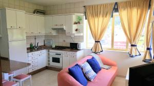 Kuchyň nebo kuchyňský kout v ubytování Apartamentos Romaris
