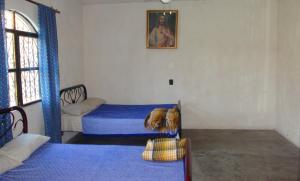 1 dormitorio con 2 camas y ventana en Casa De Descanso Cuautla Morelos, en Cuautla Morelos