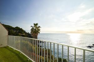 ブラナスにあるCASA BRISAの家のバルコニーから海の景色を望めます。