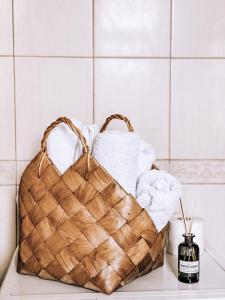 een mand gevuld met handdoeken op een aanrecht in een badkamer bij simsimdoba in Tsjernivsi