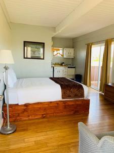 a bedroom with a large bed in a room at Ocean Shores Inn & Suites in Ocean Shores