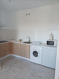 a kitchen with a washing machine and a sink at IJD apartments 9 PARKING GRATIS Y PISCINA in Bormujos