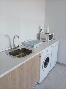 encimera de cocina con fregadero y microondas en IJD apartments 119 PARKING GRATIS Y PISCINA, en Bormujos