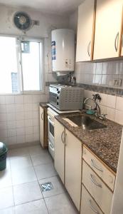 a kitchen with a sink and a microwave at AGRADABLE STUDIO EN PALERMO in Buenos Aires