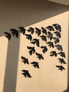 una bandada de aves volando en el aire en Gosterisli Otel, en Duzce