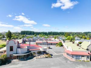 eine Luftansicht einer Kleinstadt mit Gebäuden in der Unterkunft The Village Inn Hotel in Te Anau