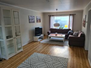 ein Wohnzimmer mit einem Sofa und einem TV in der Unterkunft Festningsgaten 3 b in Vardø