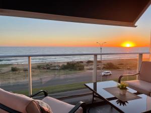 プンタ・デル・エステにあるDisfrute punta del este paraíso del Uruguayの海の景色を望むリビングルーム