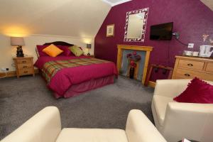 ポートリーにあるBraeside Guest Roomsの紫の壁のベッドルーム1室、ベッド1台、ソファが備わります。