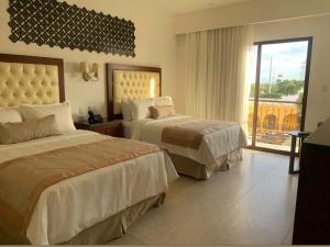 Pokój hotelowy z 2 łóżkami i balkonem w obiekcie Real Hispano w mieście Valladolid