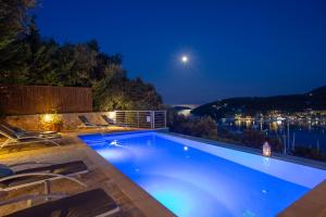 Bazén v ubytování Ktima Aniforeli Luxury Villas nebo v jeho okolí