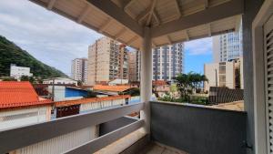 un balcón con vistas a la ciudad en Piscina Aquecida, 5 suítes, Bilhar, Varanda Gourmet, 100mts mar, en Itanhaém