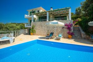Bazén v ubytování Ktima Aniforeli Luxury Villas nebo v jeho okolí