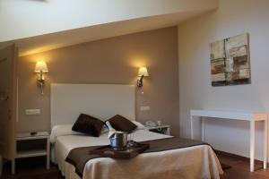 um quarto de hotel com duas camas num quarto em Hotel Leonor de Aquitania em Cuenca