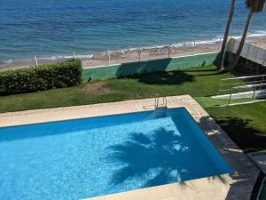 a swimming pool with the ocean in the background at Remarkable 3-Bed Apartment in Carboneras in Almería