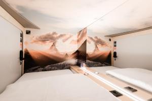 Capsule Hotel - Zurich Airport客房内的一张或多张床位