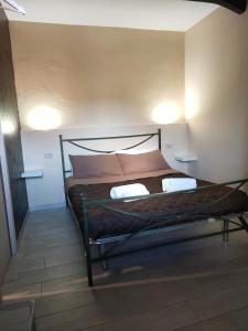 ein Schlafzimmer mit einem Bett mit zwei Kissen darauf in der Unterkunft La Pigna in Palermo