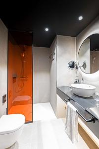 Un baño de Radisson RED Hotel, Vienna