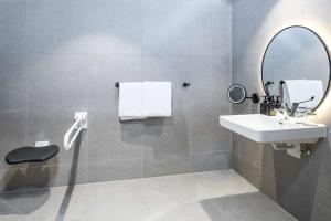Un baño de Radisson RED Hotel, Vienna