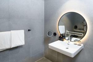 Un baño de Radisson RED Hotel, Vienna
