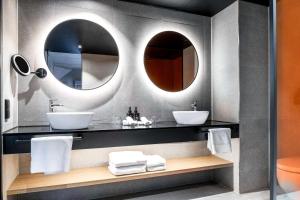 Un baño de Radisson RED Hotel, Vienna