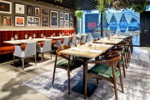 Un restaurante o sitio para comer en Radisson RED Hotel, Vienna
