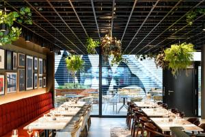 Un restaurante o sitio para comer en Radisson RED Hotel, Vienna