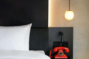 Cama o camas de una habitación en Radisson RED Hotel, Vienna