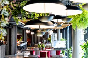 Un restaurante o sitio para comer en Radisson RED Hotel, Vienna